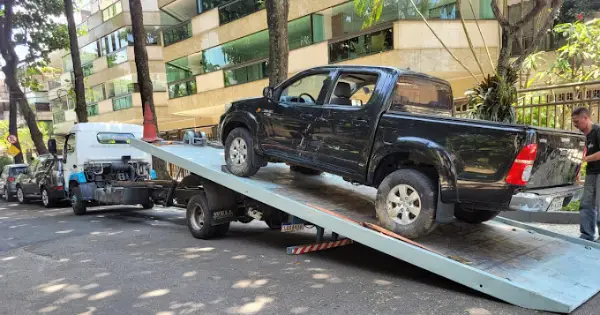 carro recebendo serviço de guincho na Tijuca RJ