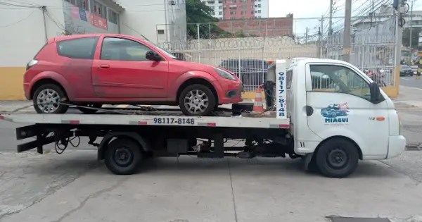 carro recebendo serviço de guincho no Centro do RJ